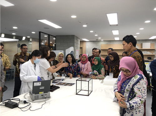 인도네시아 공무원들이 대통령기록관을 방문해 진지한 표정으로 대통령기록관리에 대한 설명을 듣고 있다.