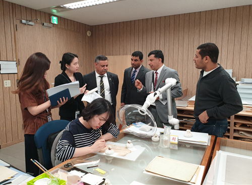 오만 軍아카이브센터 설립 관계자들이 나라기록관 서고 방문해 진지한 표정으로 설명을 듣고 있다.