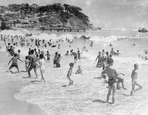 해수욕을 즐기는 사람들(1956) 