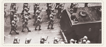 총을 든 계엄군의 행렬 사진