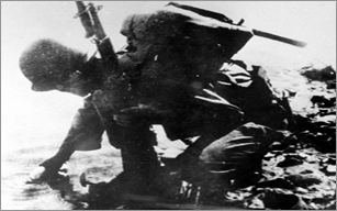 (사진)1950년 10월 26일 압록강 초산에 도달한 6사단 7연대 한 병사가 압록강물을 수통에 담는 모습(1950), CET0048169(3-1)