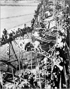 (사진)1951년 1월 1·4후퇴 당시 대동강 철교위를 건너 남하하는 평양시민들(1951), CET0034351(1-1)