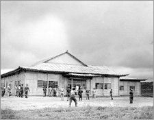 (사진)1953년 7월 27일 휴전회담장 밖의 휴전협정 취재보도진 모습(1953), CET0048202(1-1)