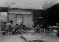 백마고지전투에서중공군과교전중부상한국군이민가에급조된전방병무대에서치료