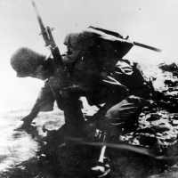 1950년 10월 26일 압록강 초산에 도달한 6사단 7연대 한 병사가 압록강물을 수통에 담는 모습