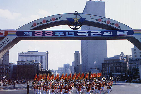 국군의 날 기념행사 중 군악대 행렬 모습