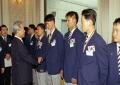 김영삼 대통령 기능올림픽 선수단 접견 오찬자리에 참석한 관계자와 악수