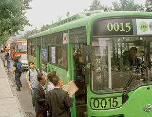 개편된 교통체계를 이용하는 시민들