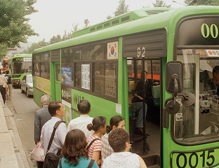 개편된 교통체계를 이용하는 시민들