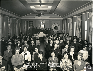 한인자유대회 기념사진, 맨 뒤 중앙이 이승만(1942년)