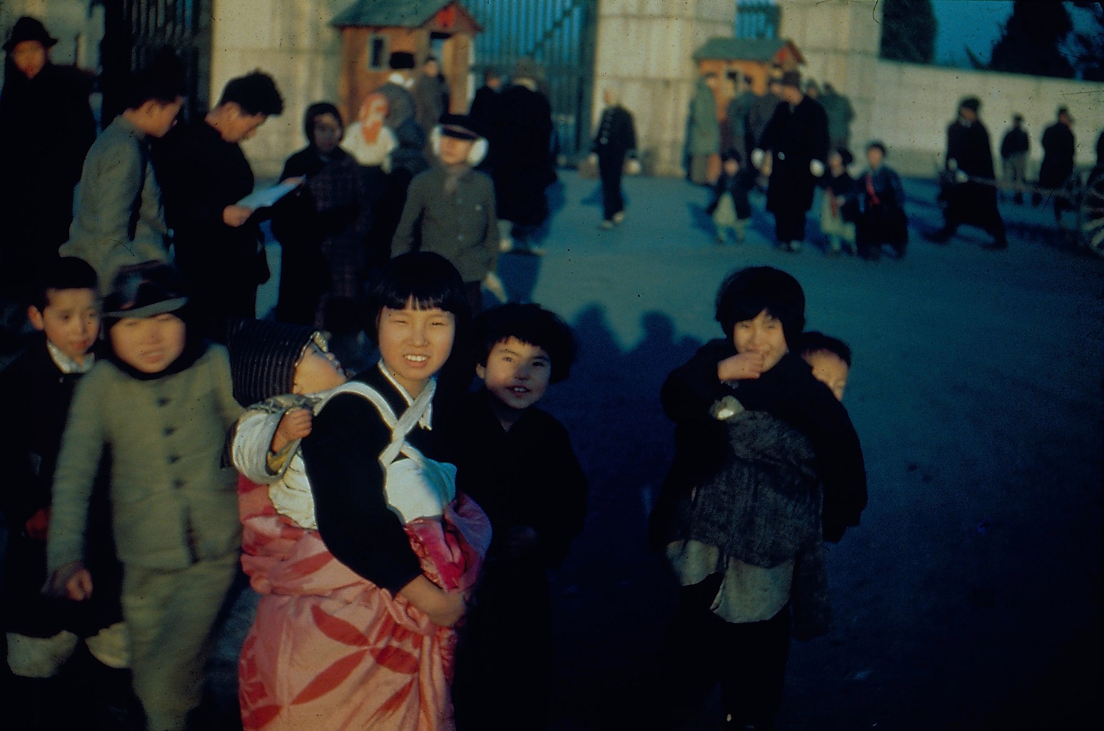 광복 이후 중앙청 앞에 모여있는 어린이들