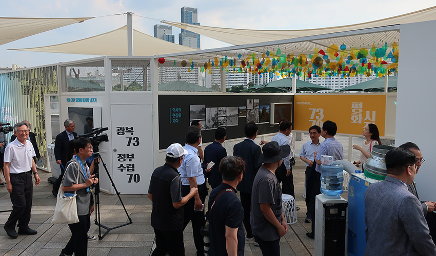 비무장지대(DMZ) 관련 기록물을 보고 있는 개막식 참석자