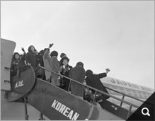 한국간호원 서독으로 출발 비행기에 오르는 모습 썸네일 이미지