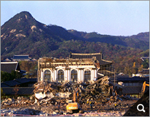 경복궁 앞의 구 조선총독부 건물의 잔해 참고 이미지