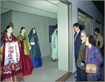 민속박물관의 신부복을 보는 시민들(1993, DET0049327(1-1)) 참고 이미지