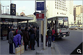 시청앞 버스정류장과 지하철(1992, DET0048102(5-1)) 참고 이미지