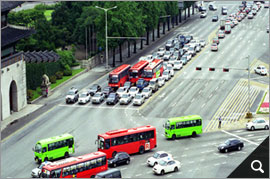 광화문앞 개편 버스의 모습(2004, DET0059532(3-1)) 참고 이미지
