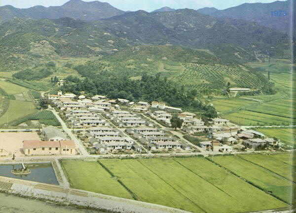 새마을 환경과 농업생산 기반이 구축된 원성군 문막면 새마을 자립마을 전경