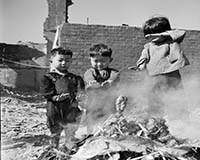 서울의 폐허 속에서 불을 쪼이는 어린이들