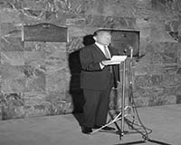 유엔군의 한국전 참전 10주년을 기념하는 행사에서 연설 중인 Hammarskjold 사무총장