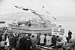 한국재건단((UNKRA) 후원으로 부산의 조전조선사에서 제작된 상어잡이배 출항