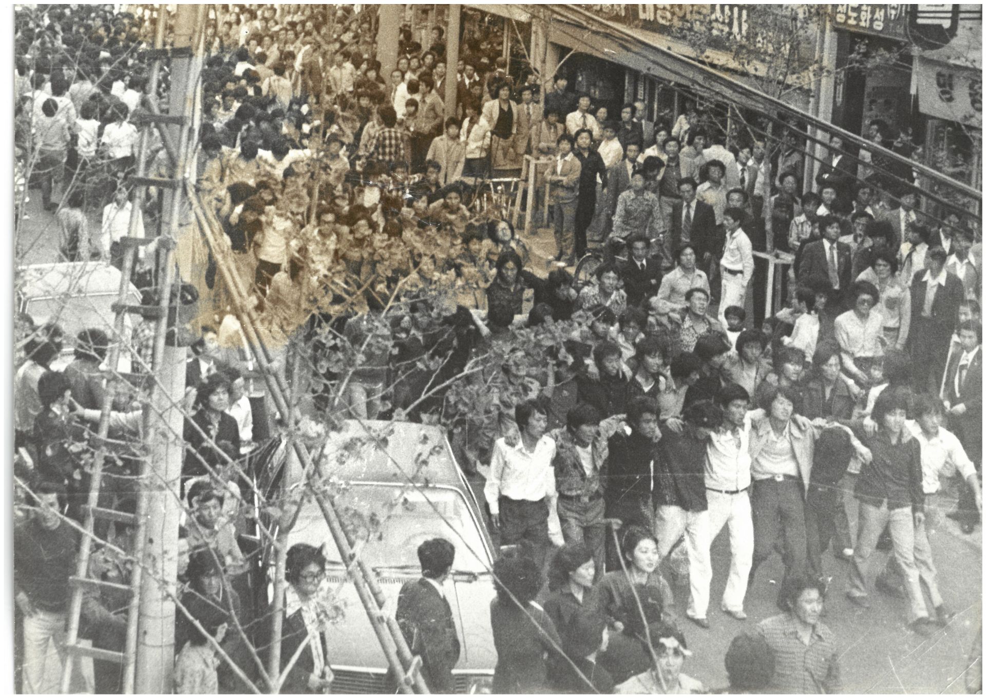 1980년 5·18 민주화운동 사료 광주 시내에서 행진하는 시민들과 학생들의 기록 사진