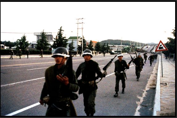 국가기록원 1980년 광주에서 이동하는 계엄군 모습