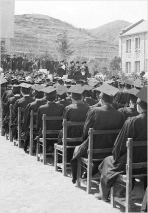 1957년 대학교 졸업식 모습