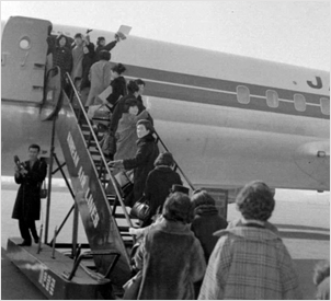 한국 간호사의 서독 출발 비행기에 오르는 모습(1966)