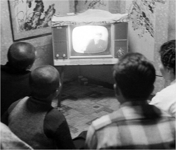 TV를 시청하는 가정집(1962)