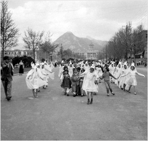 제24회 어린이날 기념식 – 시가행진 모습(1953)