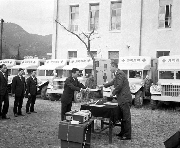 USOM(미국대외원조처) 가족 계획용 이동진료차 기증식(1965년)