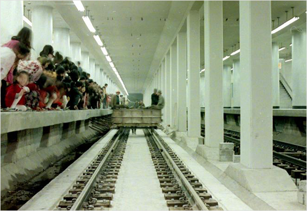 개통전 지하철 역내를 구경하는 어린이(1973년)