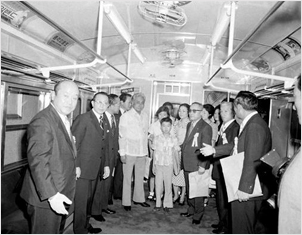 지하철 내부를 살펴보고 있는 서울지하철 개통식 참석자(1974)