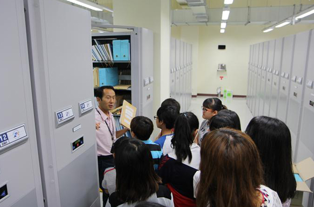 기록물 보존시설에 대해 설명 듣고 있는 기록관리 진로체험 교실 참가 학생들