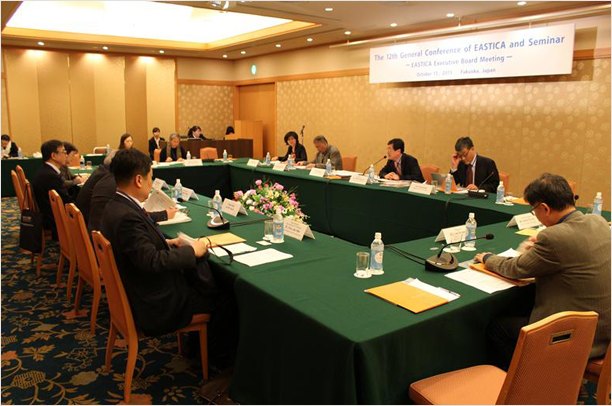 13, 14일 일본 후쿠오카에서 개최된 ESTICA 총회에서 박동훈 원장의 회의 주재 모습