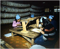 새마을공장 근로자들의 작업 모습(1972년)