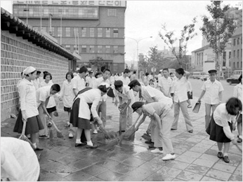 새마을 청소의 날에 거리를 청소하는 학생들(1974년)