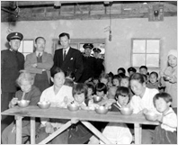 보건사회부 구세군 급식소의 주민들(1956년)