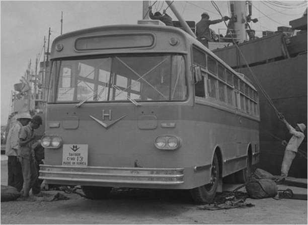하동환버스회사의 베트남 수출버스 하역작업(1967년)