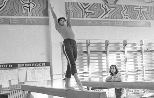 체조 훈련 중인 올림픽 챔피언 넬리 김(카자흐스탄, 1976)