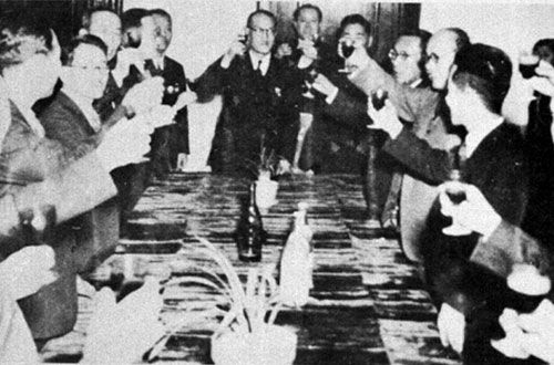 유엔의 한국 승인을 자축하는 국무위원들(1948)