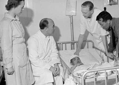 덴마크 지원 유엔병원선에서 환자를 돌보고 있는 의사(1951)