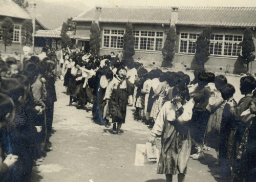 거제 일운국민학교 졸업생 환송(1952)