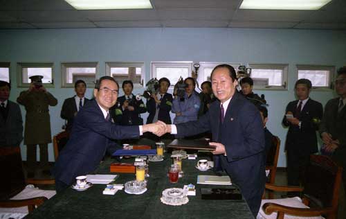임동원 대표 한반도 비핵화 공동선언문 북측과 교환 기념사진 촬영(1992)