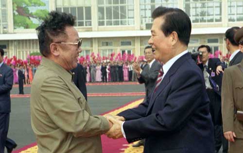 김대중 대통령 김정일 위원장과 악수(2000)