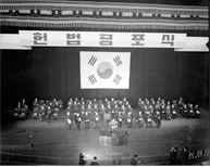 박정희 국가재건 최고회의 의장(대통령권한대행)은 1962년 12월 26일 시민회관에서 새헌법공포식에 참석한 사진1