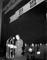 박정희 국가재건 최고회의 의장(대통령권한대행)은 1962년 12월 26일 시민회관에서 새헌법공포식에 참석한 사진2