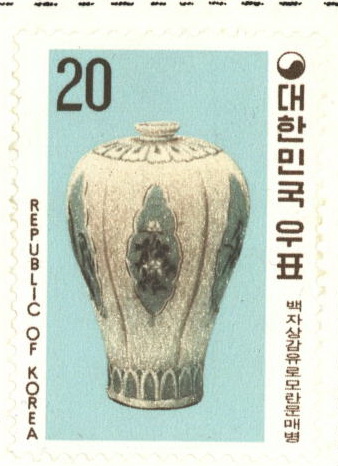 도자기 시리즈(백자상감유로모란문매병)