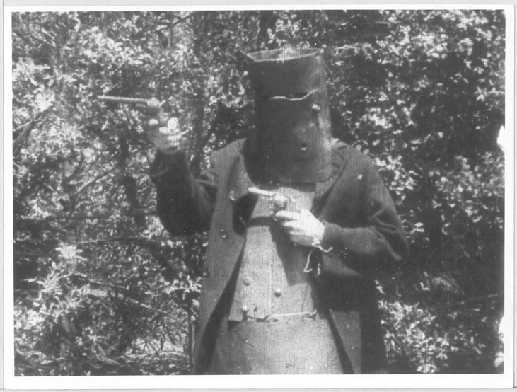 켈리 갱 이야기
1906년 찰스 타이트 감독이 제작한 세계 최초 장편영화로, 19세기 후반 호주의 로빈 후드로 불렸던 네드 켈리의 영웅담을 그린 작품이다. 1906년 첫 상영시 67~70분 가량의 분량이었으나, 당초 제작되었던 필름이 사라져 원형을 볼 수 없었다. 이후 개인 소장가와 영국 국립기록보존소 등에서 발견된 필름 조각들을 호주 국립영상자료원이 디지털 복원을 통해 총 18분 분량의 필름을 완성, 그 가치를 인정받았다.